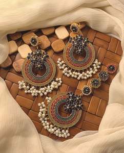 Boucles d'oreilles de mariage traditionnelles, ensembles de bijoux fantaisie, boucles d'oreilles Jhumki faites à la main pour femmes, bijoux fantaisie à vendre - Product Image 4