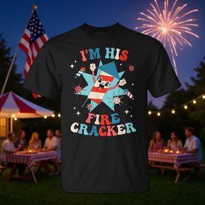 Camiseta de fiesta del 4 de julio para parejas, con estampado digital, manga corta, cuello redondo, unisex, para adultos, con la frase 'I'm His Firecracker' - Product Image 3