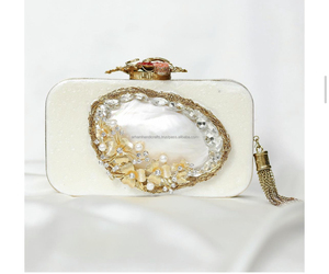 Fabriqué à la main en nacre pochette sac à main femmes Design de luxe unique parfait pour les mariages cocktails en vente - Product Image 6