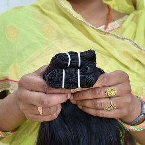 100% Extensiones de cabello humano de templo indio Virgen sin procesar Paquetes rectos suaves de trama doble Color natural procesado a máquina - Product Image 3