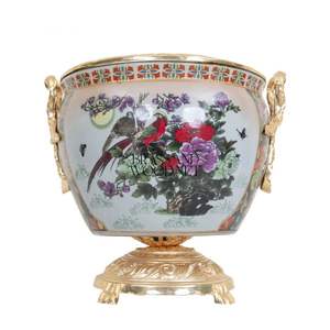 Maceta de Porcelana de Lujo con Decoración de Latón Chapado en Oro - Product Image 2