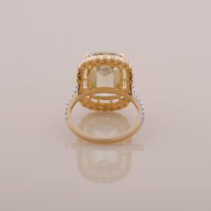 Anillo de halo con diamante amarillo talla esmeralda en oro amarillo, blanco y rosa de 18 quilates con diamantes laterales redondos, joyería fina. - Product Image 3