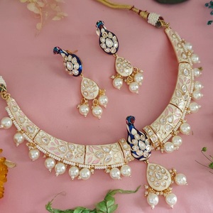 Ensemble de collier et boucles d'oreilles de haute qualité en or plaqué avec des pierres de moissanite, style traditionnel pour femmes, collection de vêtements de mariage - Product Image 1