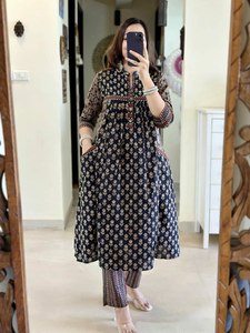 Doté d'un magnifique ensemble de costumes lourds magnifiquement décoré avec des impressions à la main complexes, il est associé à un pantalon dupatta - Product Image 3