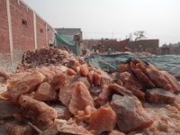 Lot de trois bougeoirs sculptés en sel rose de l'Himalaya naturel du Pakistan, forme naturelle, style Feng Shui et amour