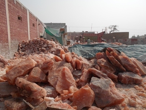 Portavelas de luz de té de sal de cristal Natural del Himalaya Rosa pakistaní Paquete de tres velas de forma Natural - Product Image 4