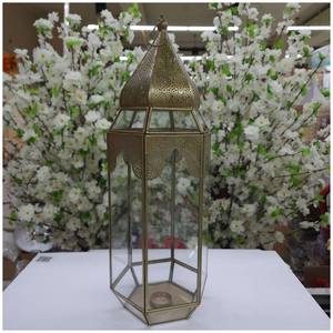 Las lámparas de cristal y de estilo irónico más demandadas crean un ambiente acogedor mientras mantienen una estética limpia y sofisticada. - Product Image 2