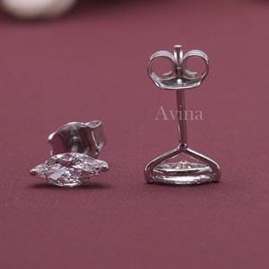 Boucles d'oreilles solitaires en diamant de laboratoire certifié IGI, taille marquise, en or 18 carats avec fermoir à vis - Product Image 4