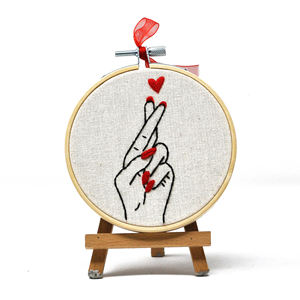 Art mural brodé en forme de cœur coréen tendance – Décoration minimaliste brodée à la main style K-Pop – Cadeau brodé en forme de geste 10 cm - Product Image 1