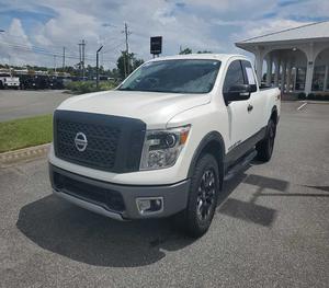 Nissan Titan PRO-4X 2018, 4x4, cabine étendue, pick-up d'occasion, 1000% propre - Product Image 1