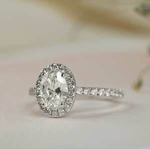 Bague de fiançailles en diamant ovale de 7x9mm | Bague de mariage de mariée Halo Pave Band | Bague d'anniversaire en argent sterling plaqué or 18 carats - Product Image 4