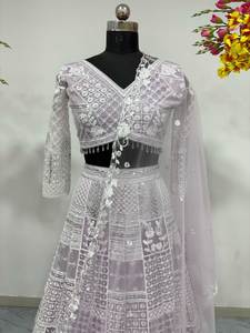 Elegante, zware bruidslehenga choli met borduurwerk en pailletten, perfect voor bruiloften en traditionele feesten - Product Image 3