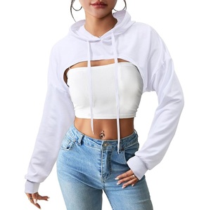 Sweat à capuche court découpé aux épaules Sweat à capuche court moderne pour femme avec conception d'épaule ouverte, manches longues et cordon de serrage réglable - Product Image 2