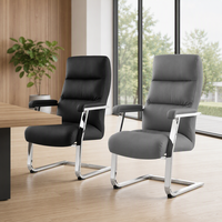 Fauteuil d'invité cantilever à assise profonde en cuir PU noir et gris, dossier segmenté haut, base chromée type traîneau, pour salle de réunion et conférence 1026