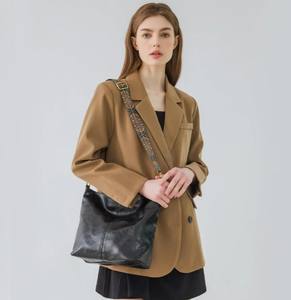Sac à bandoulière en cuir véritable de luxe pour femmes, chaînes, grande capacité, imperméable, style vintage, sac à main de bureau - Vente en gros - Product Image 5