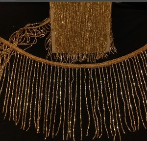 Garniture en dentelle à gros pompon en perles d'or à la mode indienne de haute qualité pour la conception de robes et utilisée pour des looks d'embellissement fabuleux - Product Image 1