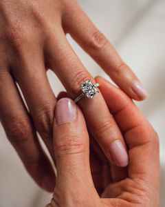 Anillo de compromiso de moissanita cultivada en Plata de Ley 2,5 de corte radiante de 925 quilates, regalo de aniversario de fiesta de boda clásico de lujo para - Product Image 6