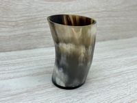 Verre à shot en corne de viking naturelle de qualité supérieure, poli, avec motifs personnalisés, pour usage en restaurant