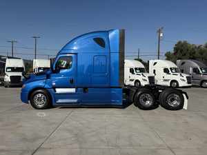 Camion semi-remorque d'occasion haut de gamme 2020 Cascadia 126 avec cabine couchette à toit surélevé, 455 CV, 12 vitesses, boîte automatique Dt12, exportation mondiale - Product Image 4