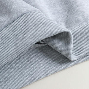 Sweats à capuche à épaules tombantes pour femmes avec logo personnalisé fermeture éclair surdimensionnée parfaite pour les vêtements de rue quotidiens décontractés et de remise en forme - Product Image 3