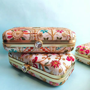 Pochette à broderie florale à la mode blanc cassé pour femmes avec poignée de bandoulière de travail à paillettes pour la fête de mariage - Product Image 1