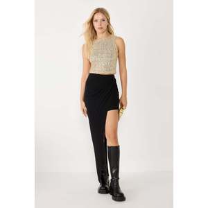 Blusa Casual sin Mangas con Cuello en V y Lentejuelas Doradas con Logotipo Frontal - Product Image 1