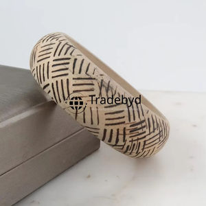 Bracelets en bois de qualité supérieure pour les amateurs de bijoux faits à la main Look rustique par Tradebyd - Product Image 1