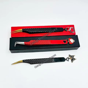 แหนบต่อขนตาเคลือบสีดำและสีแดงหลากหลายสไตล์ พร้อมพวงกุญแจดีไซน์ต่างๆ รับทำโลโก้ อุปกรณ์เสริมความงาม - Product Image 1