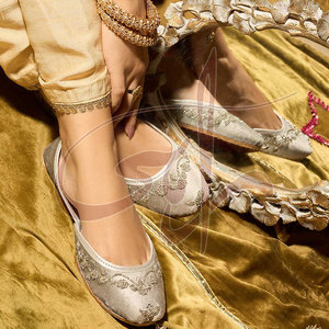 วัสดุทนทาน สวมใส่สบาย กันลื่น รองเท้าคุสซ่าผู้หญิง พื้นรองเท้าหนังคุณภาพสูง หน้าผ้าหนังเทียม ใช้ได้ทุกฤดู มีสินค้าพร้อมส่ง - Product Image 3