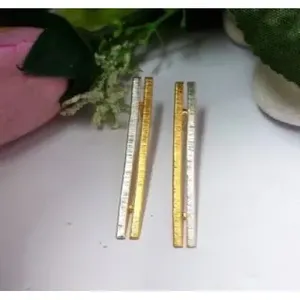 ต่างหูแฟชั่นผู้หญิง SOUMYA CREATIONS - ทำด้วยมือจากทองเหลือง ชุบทองคำขาว 18K ดีไซน์สองสี สำหรับงานปาร์ตี้ - Product Image 1