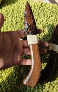 Meilleure vente pierre naturelle guérison cristaux faits à la main acajou obsidienne pointes de flèches couteau avec manche en bois artisanat à vendre - Product Image 5