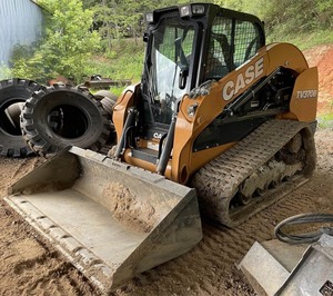 Cargadora Compacta con Dirección Deslizante Case TV370B 2022 con Cucharón: Potencia y Precisión Máximas para Trabajos Pesados - Product Image 1