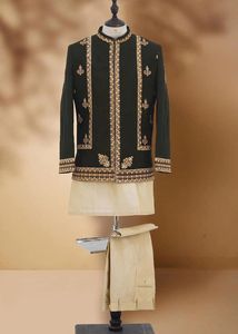เชอร์วานิผ้ากำมะหยี่ปักลายที่หรูหรา2023อินเทรนด์พร้อมกางเกง Kurta และรองเท้าเข้าชุดสูทแต่งงานไซส์ใหญ่สำหรับปาร์ตี้งานแต่งงาน - Product Image 2