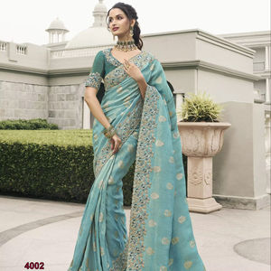 Saree en soie de soie de créateur avec broderie, pierre, perle, vrai miroir à la frontière avec le tissage Zari, saree de mariage. - Product Image 1