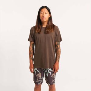 Camiseta clásica de algodón para hombre con tela suave disponible en varios colores, perfecta para ropa informal y semiformal - Product Image 2