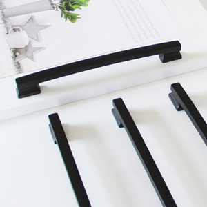 Tirador de gabinete de aleación de Zinc negro mate curvo Tirador minimalista para tocador, armario, cocina y muebles contemporáneos - Product Image 3