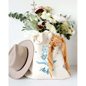 Sac fourre-tout personnalisé en toile de coton bleu à motifs floraux avec fermeture éclair, broderie et décoration de lettres pour toutes les saisons - Product Image 4