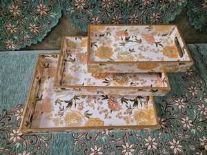 ชุดถาดไม้พิมพ์ลายเคลือบเงาแบบพรีเมี่ยมพร้อมผิวเคลือบสีทองฟอยล์ทนทานและมีสไตล์สำหรับกาแฟขนมและเวลาน้ำชา - Product Image 4