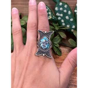 Anillo Vintage Navajo de Turquesa y Plata de Ley, Joyería Cultural Coleccionable en Talla 7.5 - Product Image 2