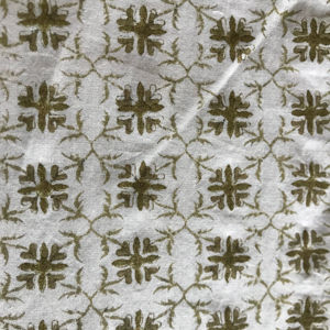 Tissu en coton imprimé à la main, motifs floraux vert olive avec un subtil treillis géométrique - Product Image 1