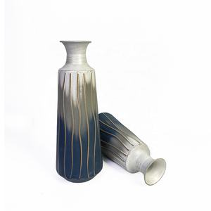 Hermosos jarrones florales de granja de lujo costero, juego de dos jarrones de metal decorativos multitono para un hogar elegante - Product Image 5