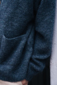 Pull pour homme en maille moelleuse en mohair, col en V long, coupe ample, fermeture à boutons, sur mesure en gros, streetwear - Product Image 3