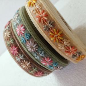 Floral brodé sur mesure de trois manières de couleur dans des motifs de fleurs sur tissu net de 1.25 pouces de largeur pour la revente. - Product Image 4