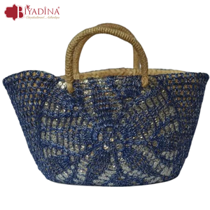Cesta de mimbre hecha a mano de moda marroquí, mimbre con asas de hoja de palma y detalles con lentejuelas azules - Product Image 1