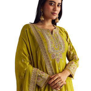 Vente en gros de vêtements ethniques pour femmes Mehendi Green Bandhani Palazzo Kurta Set avec Zari et miroir - Product Image 4
