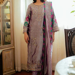 Robe longue Anarkali Lehenga Choli en mousseline de soie traditionnelle brodée avec des embellissements luxueux pour femmes, idéale pour les mariages et les fêtes - Product Image 1