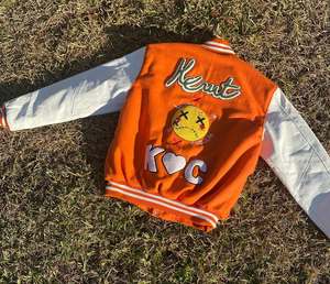 ผู้ผลิต OEM เสื้อแจ็คเก็ตเบสบอล Letterman Varsity คุณภาพสูงสำหรับผู้ชาย ปักลายด้านหน้าตามสั่ง สำหรับฤดูหนาว เป็นมิตรกับสิ่งแวดล้อม สไตล์ไฮสตรีท - Product Image 2