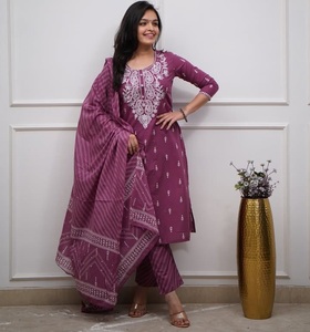 Ensemble Kurti brodé pour femmes Ethnic Wear de qualité supérieure pour les fêtes et les tenues décontractées d'un fournisseur indien - Product Image 1