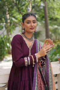 สีม่วงแดง/ส้ม/ไวน์ผ้าโรมันลายเก๋ขนาดใหญ่ปักจีบลูกไม้กระจกคอวีสไตล์แฟนซี kurti - Product Image 5