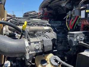 Camión de plataforma CORONADO 114 de 25 pies, 3 ejes, estándar, usado, año 2015 - 450HP, transmisión manual de 10 velocidades, listo para exportar a todo el mundo - Product Image 5